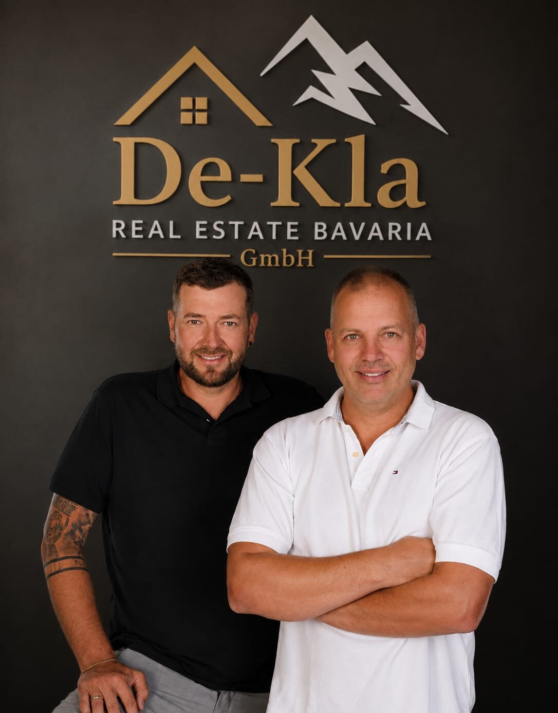 Dominik Dempfle und Christian Klaus vor dem De-Kla Logo